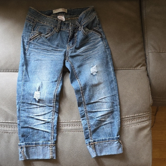 Women's No Boundaries Distressed Denim Capris- Size 2 - Picture 1 of 2
